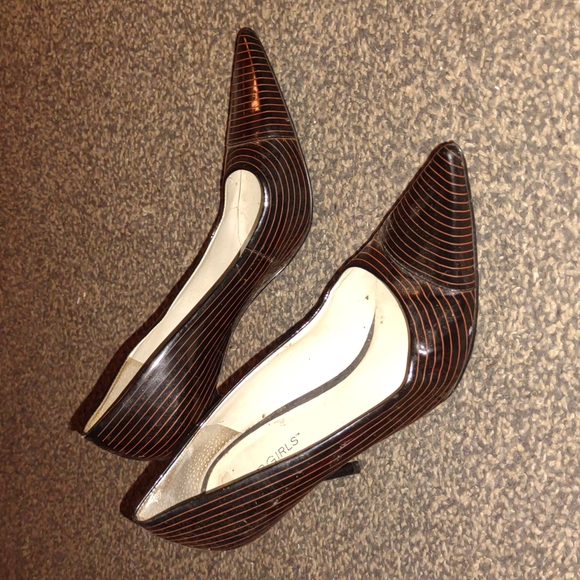BCBGirls Shoes - 👠BCBGirls Pinstripe Pointed Toe Heel👠